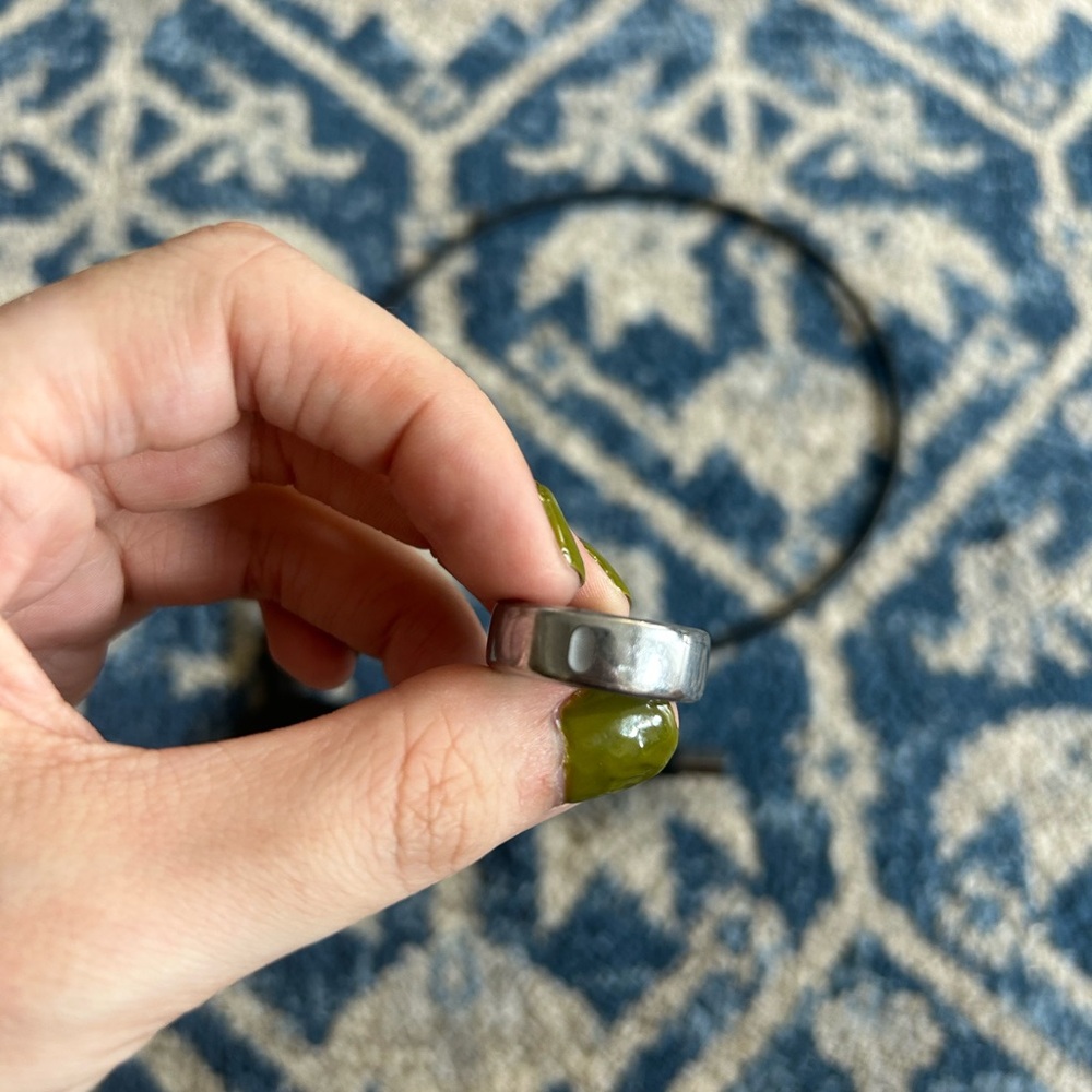 Oura Ring Gen 3 - size 8 silver with Charger - Picture 2 of 6